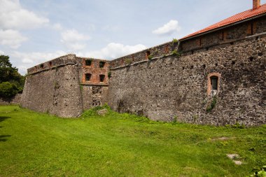 Uzhgorod, Ukrayna - 27 Temmuz 2009: Eski Uzhgorod kalede Ukrayna güneşli bir günde