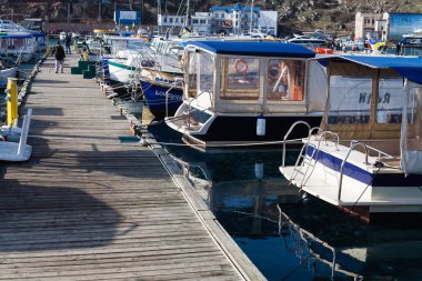 Kar maskesi, Ukrayna - 08 Ocak 2010: Sevastopol Kırım'ın kar maskesi Bay ahşap tekneler