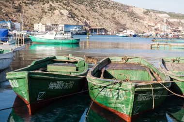 Kar maskesi, Ukrayna - 08 Ocak 2010: Sevastopol Kırım'ın kar maskesi Bay ahşap tekneler