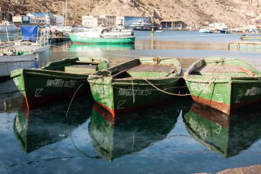 Kar maskesi, Ukrayna - 08 Ocak 2010: Sevastopol Kırım'ın kar maskesi Bay ahşap tekneler