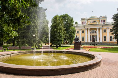 Gomel, Belarus - 09 Temmuz 2015: Rumyantsev Palace - Gomel Şehir Parkı Paskevich