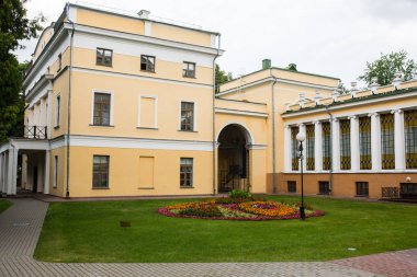 Gomel, Belarus - 09 Temmuz 2015: Rumyantsev Palace - Gomel Şehir Parkı Paskevich
