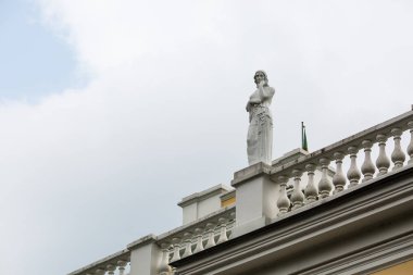 Gomel, Belarus - 09 Temmuz 2015: Heykelin üzerine Rumyantsev Sarayı - Paskevich Gomel Şehir Park, Beyaz Rusya