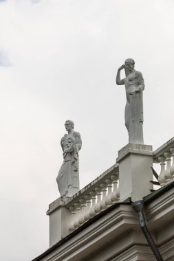 Gomel, Belarus - 09 Temmuz 2015: Heykelin üzerine Rumyantsev Sarayı - Paskevich Gomel Şehir Park, Beyaz Rusya