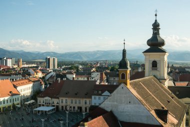Sibiu, Romanya - 18 Temmuz 2017: Sibiu, Romanya'nın ortasındaki evlerin çatıları görünümüne