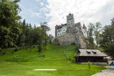 Kepek, Romanya - 20 Temmuz 2017: Ortaçağ Kalesi, Bran. Geçmişte korunan kale Transilvanya bir Wallachia arasındaki sınır. Da Drakula efsanesi için bilinen.