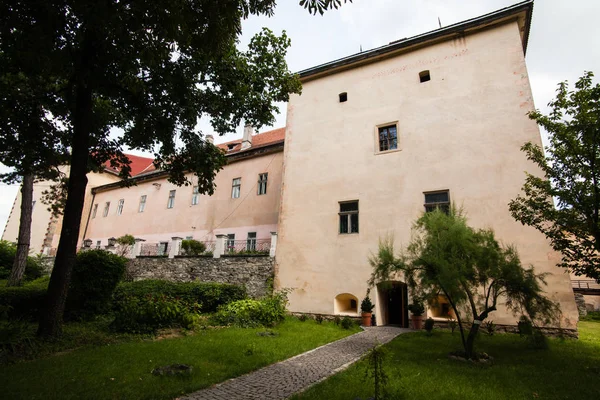 Uzhgorod, Ukrayna - 27 Temmuz 2009: Eski Uzhgorod kalede Ukrayna güneşli bir günde