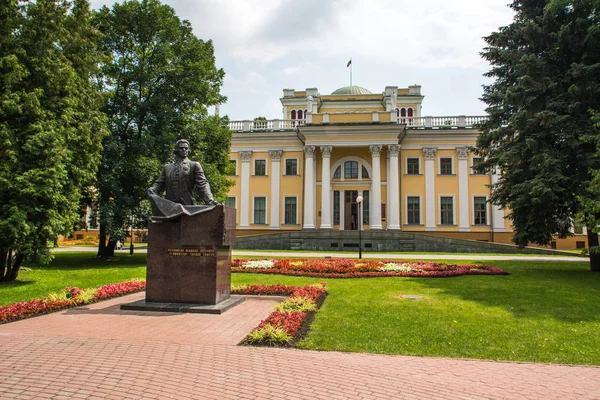 Gomel, Belarus - 09 Temmuz 2015: Heykel, Rumyantsev Nikolai Gomel Şehir Parkı Palace, Beyaz Rusya