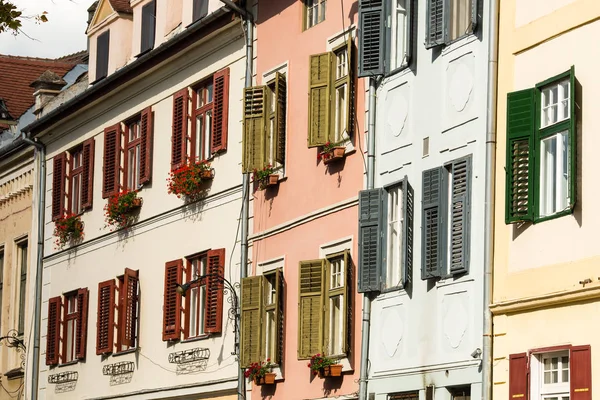 Sibiu, Romanya - 18 Temmuz 2017: Şehirde eski merkezi Sibiu, Romanya evlerin Windows. Transilvanya