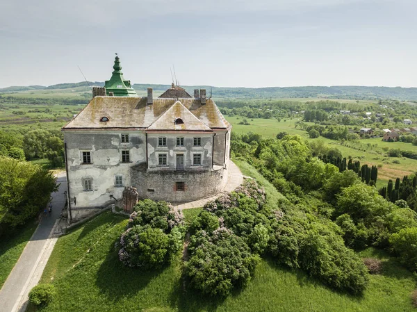 Olesko, Ukrayna - 05 Mayıs 2018: Havadan görünümü frome dron tarihi Kalesi ve park Olesko, Lviv region, Ukrayna