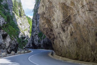 Yol dağlarda. Bicaz Canyon Romanya - Karpat Dağları, Cheile Bicazului, Romanya en muhteşem yollar biridir