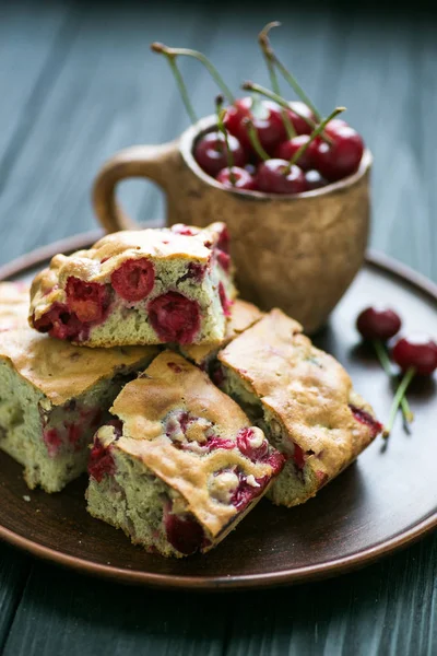 Ev yapımı kiraz pasta plaka ve ahşap arka plan portre üzerinde