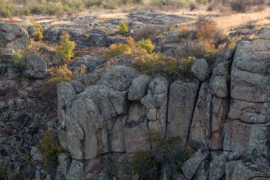 Güzel gün batımı arka plan karşı Rock canyon / Aktove Kanyonu yakınlarında Aktove Köyü Mertvovid Nehri, Voznesenskyi bölgesi, Mykolaiv Oblast, Ukrayna