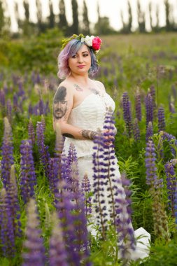 lupines alan içinde duygusal çekici dövme gelin portresi