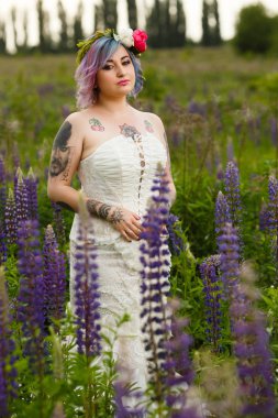 lupines alan içinde duygusal çekici dövme gelin portresi