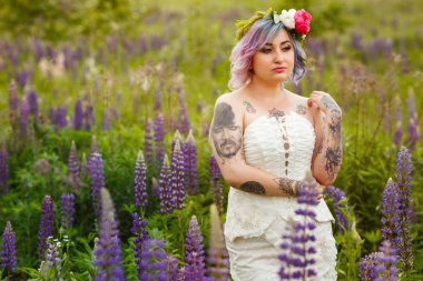 lupines alan içinde duygusal çekici dövme gelin portresi