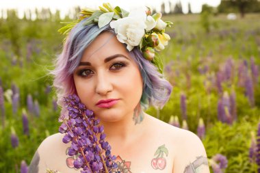 lupines alan içinde duygusal çekici dövme gelin portresi