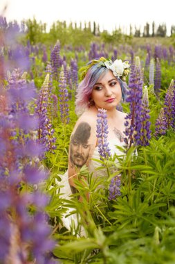 lupines alan içinde duygusal çekici dövme gelin portresi