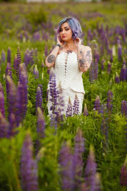 lupines alan içinde duygusal çekici dövme gelin portresi