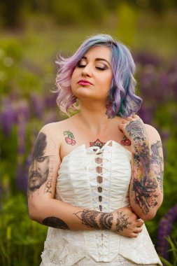 lupines alan içinde duygusal çekici dövme gelin portresi