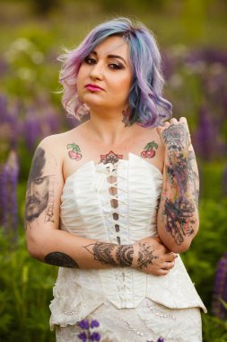 lupines alan içinde duygusal çekici dövme gelin portresi
