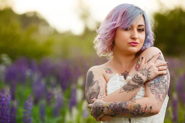 Portret Van Sensuele Aantrekkelijke Tattoo Bruid Met Multi Gekleurde Haren — Stockfoto