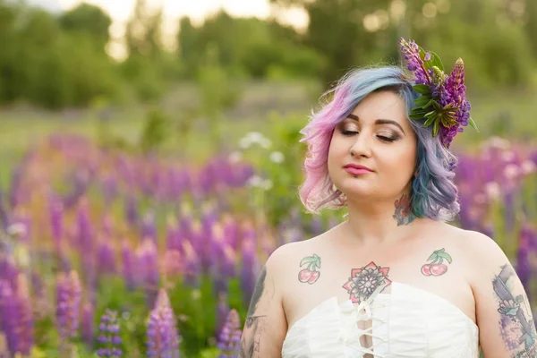Retrato Sensual Novia Atractiva Tatuaje Con Pelo Multicolor Corona Flores — Foto de Stock