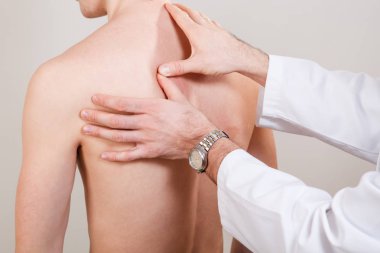 Chiropractic, osteopati, manuel terapi, acupressure. Terapist adamın sırtına iyileştirici tedavi yapıyor. Alternatif Tıp, ağrı Rölyef kavramı