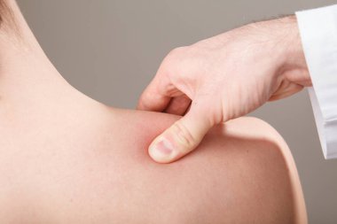Terapist adamın omzuna iyileştirici tedavi yapıyor. Alternatif Tıp, ağrı Rölyef kavramı