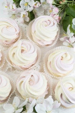 Ev yapımı zephyr veya marshmallow beyaz arka plan üzerinde. Hatmi, beze, Zephyr