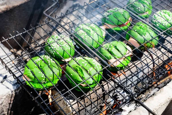Cocinar Deliciosas Hamburguesas Verdes Parrilla Aire Libre —  Fotos de Stock