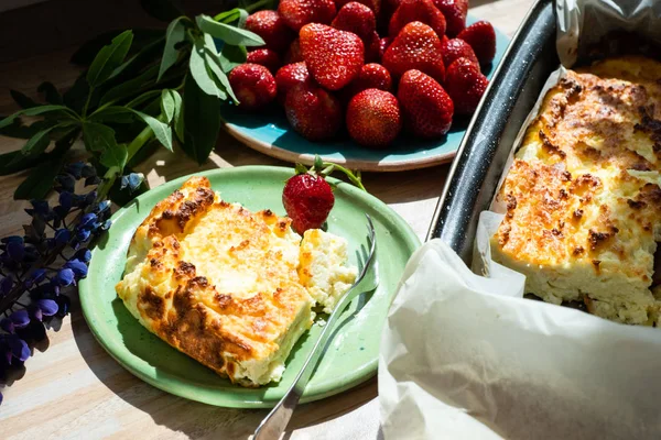 Apetitiva Cazuela Casera Fresas Mesa — Foto de Stock