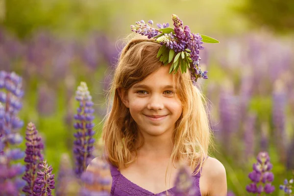 Menina Bonita Sorrindo Vestido Violeta Com Uma Grinalda Tremoços Campo — Fotografia de Stock