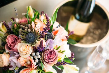 Düğün buketi, bir yaka çiçeği, bir şişe şampanya vardır gelin odası tablo.