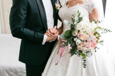 Güzel düğün buketi Gelinin ellerinde