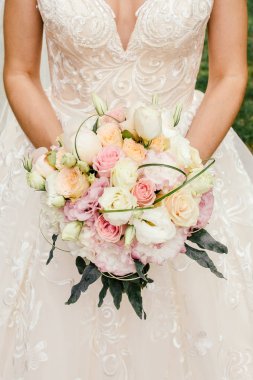 Rustik buket düğün ile beyaz güller çok güzel. Gelin elinde