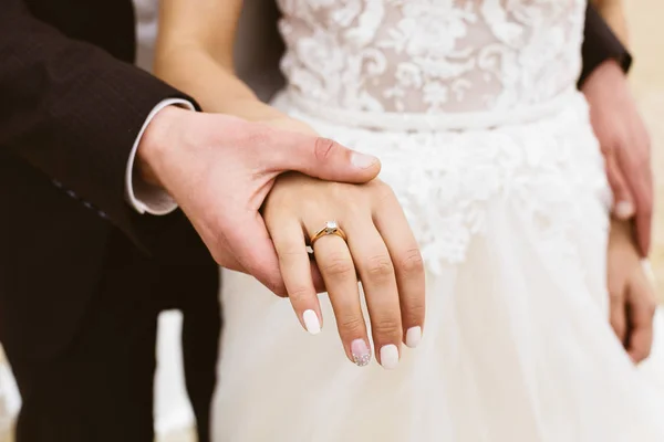 Mãos Casal Recém Casados Com Anéis Casamento — Fotografia de Stock