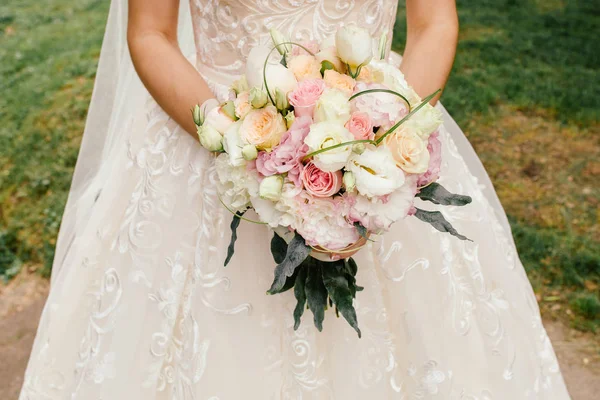 Hermoso Ramo Rústico Boda Con Rosas Blancas Mano Novia — Foto de Stock