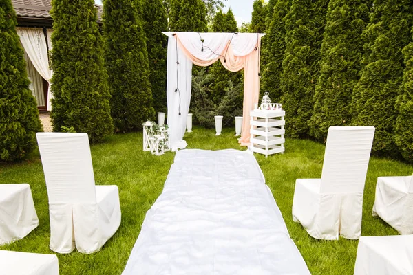 婚礼拱门装饰着布在户外 美丽的婚礼成立 在花园的绿色草坪上举行婚礼 节日装饰的一部分 — 图库照片