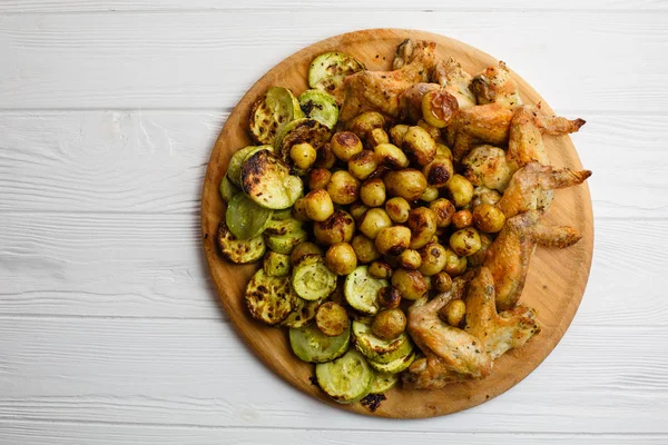 Grillezett Zöldségek Csirke Szárny Fából Készült Lemez Fehér Asztal Lapos — Stock Fotó