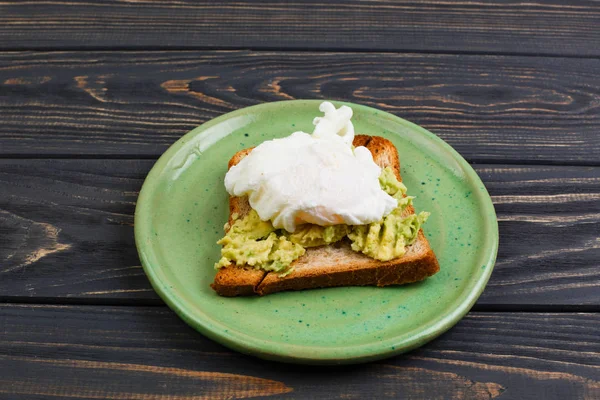 Pan Integral Tostado Huevo Escalfado Con Aguacate Plato Verde Sobre — Foto de Stock