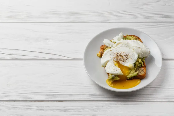 Pan Tostado Integral Huevo Escalfado Con Aguacate Plato Sobre Mesa — Foto de Stock