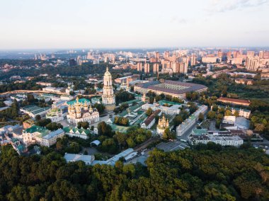 Yukarıdan, cityscape gündoğumu, Ukrayna, Kiev şehrinin tepelerde Kiev Pechersk Lavra kiliselerin hava üstten görünüm