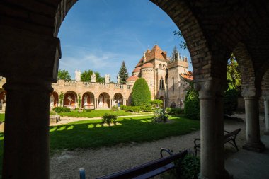 Szekesfehervar, Macaristan - 25 Nisan 2018: Bory Var, zarif kale bir adam Szekesfehervar, Macaristan içinde Jeno Bory tarafından inşa
