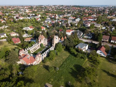 Szekesfehervar, Macaristan - 25 Nisan 2018: Hava üstten görünüm Bory Var kalede Szekesfehervar, Macaristan için