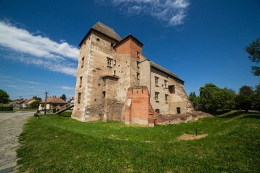 Simontornya, Macaristan - 26 Nisan 2018: Görünüm Ortaçağ Kalesi Simontornya şehrine gidiyor, Macaristan,