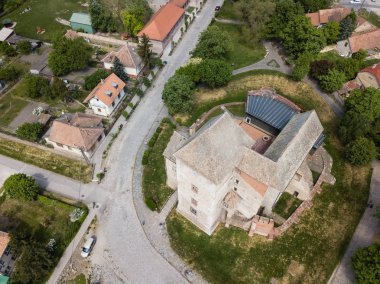 Simontornya, Macaristan - 26 Nisan 2018: Ortaçağ Kalesi Simontornya şehrine gidiyor, Macaristan Hava üstten görünüm,