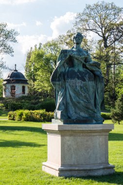 Godollo, Macaristan - 22 Nisan 2018: Maria Theresa Godollo Kraliyet Sarayı Macaristan Garden heykeli.