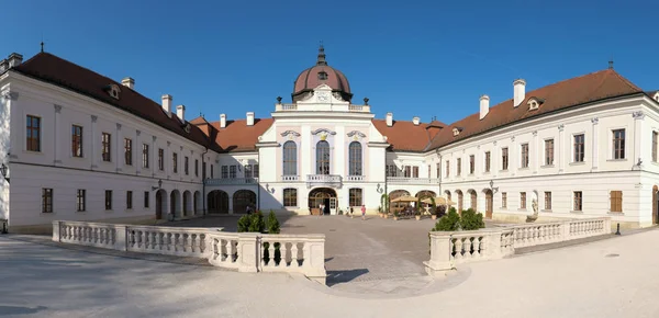 Godollo, Macaristan - 22 Nisan 2018: Godollo The Royal Palace Habsburg ev Prenses Elizabeth ve Franz Joseph kocası en sevdiğim yaz oldu