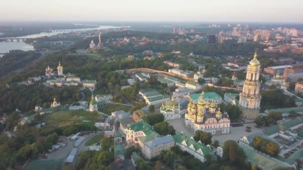飞越基辅佩乔尔斯克亚历山大涅夫斯基教堂和修道院在第聂伯河的山丘上 在清晨日出时 乌克兰基辅 — 图库视频影像